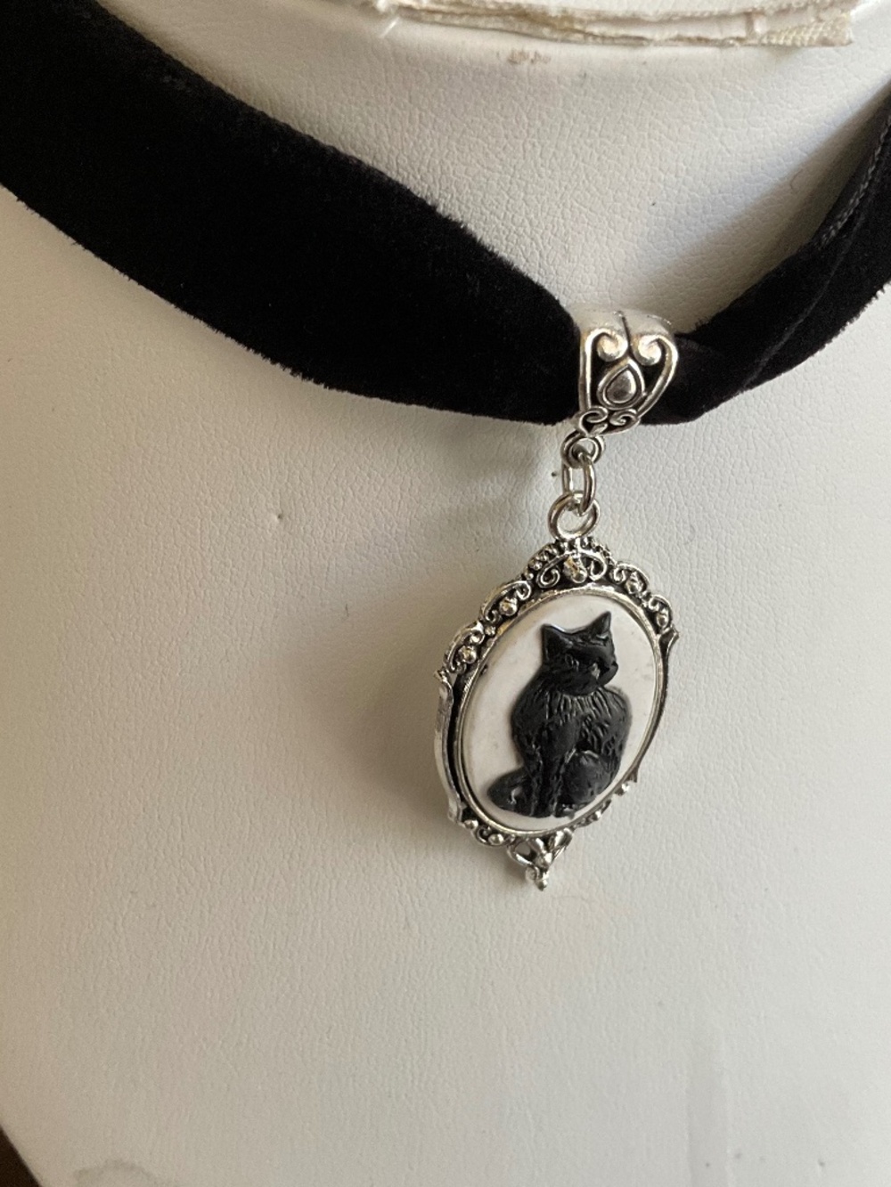 Black and white cat( kitten) choker
